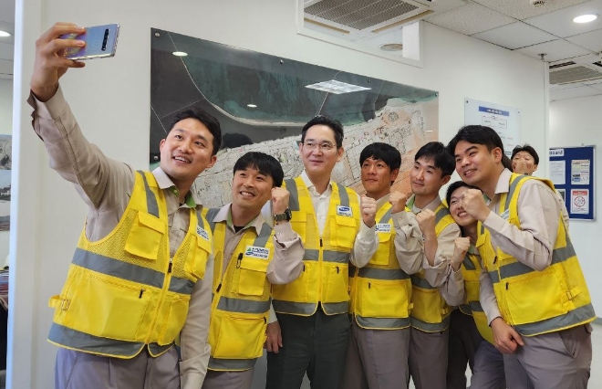 이재용 삼성전자 회장은 6일(현지시각) 아랍에미리트(UAE) 아부다비 알 다프라 주에 위치한 바라카 원자력 발전소 건설 현장을 방문했다. 사진은 이재용 회장이 삼성물산 참여하는 UAE 바라카 원전 프로젝트 건설 현장을 방문해 직원들과 기념사진을 촬영하고 있는 모습. (사진 = 삼성전자 제공)