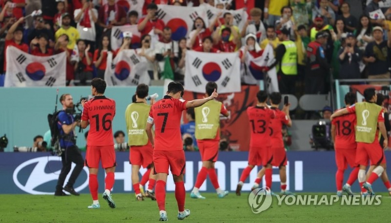 (도하=연합뉴스) 6일 오전(한국시간) 카타르 도하 974 스타디움에서 열린 2022 카타르 월드컵 16강전 한국과 브라질 경기.1-4로 패해 8강 진출에 실패한 한국 대표팀의 손흥민이 브라질 골키퍼 알리송 베커의 위로를 받은 뒤 엄지손가락을 치켜세우며 답례하고 있다.