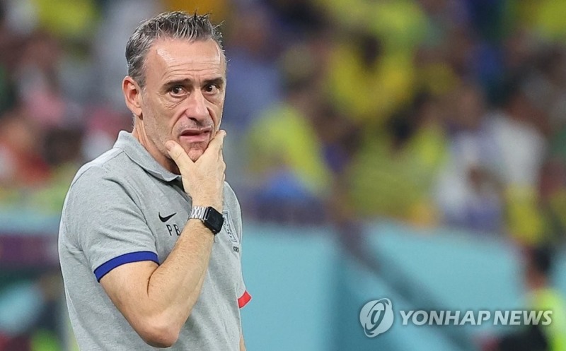 (도하=연합뉴스) 6일(한국시간) 카타르 도하 974 스타디움에서 열린 2022 카타르 월드컵 16강전 대한민국과 브라질의 경기. 파울루 벤투 감독이 생각에 잠겨 있다.