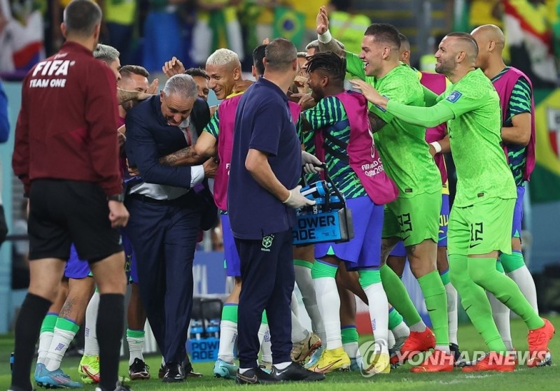 (도하=연합뉴스) 6일(한국시간) 카타르 도하 974 스타디움에서 열린 2022 카타르 월드컵 16강전 대한민국과 브라질의 경기. 브라질 히샤를리송이 팀의 세 번째 골을 넣은 뒤 벤치에서 치치 감독 및 선수들과 세리머니를 하고 있다.