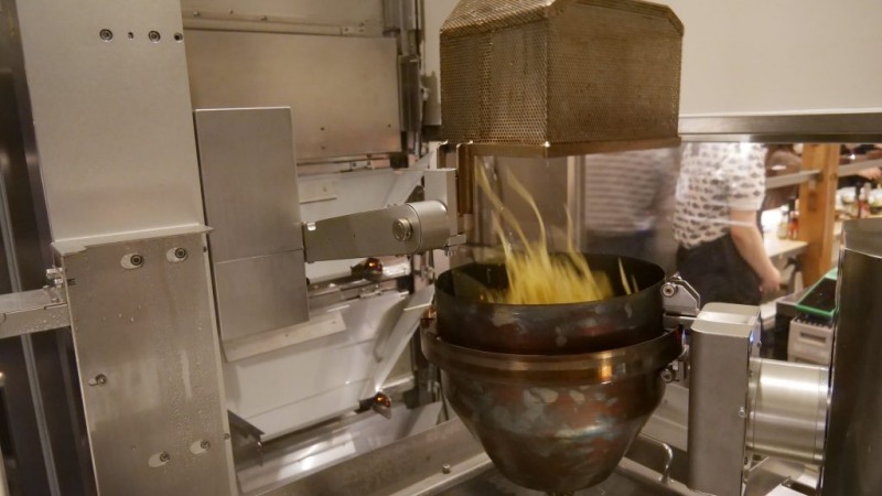 요리로봇인 파로봇이 조리실에서 직경 25cm의 냄비를 들고 있는 팔이 약 3m 길이의 레일 위에서 빠르게 앞뒤로 움직이고 있다. (사진=피로봇)