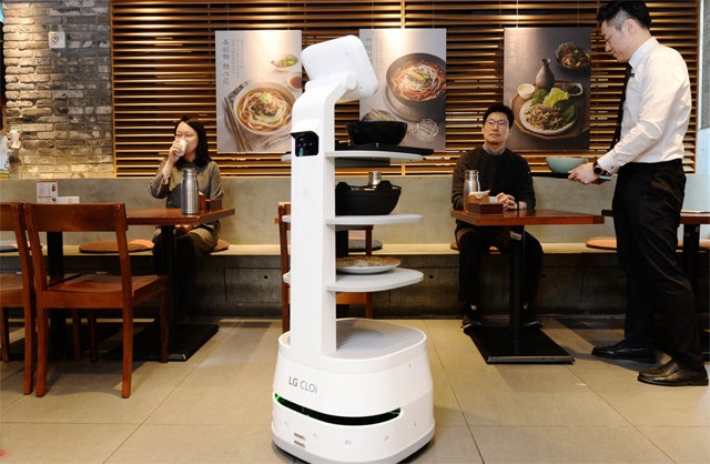 국내 서빙로봇 시장은 브이디컴퍼니, 우아한형제, LG전자, KT, 현대로보틱스 등 기업들이 속속 진출하고 있다. 사진=LG전자