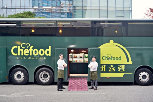 Chefood 버슐랭 버스를 소개하는 대한민국 요리명장 남대현 셰프(오른쪽)와 롯데제과 박상준 셰프(왼쪽) / 사진 제공 = 롯데제과