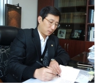 "배우자 외도로 인한 이혼, 상간자 소송으로 위자료 받아내야"