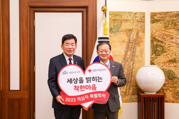 12월 7일(수) 오전 11시 30분 서울 여의도 국회의장 집무실에서 김진표 국회의장(사진 왼쪽)이 신희영 대한적십자사 회장(사진 오른쪽)에게 2023년도 적십자 특별회비를 전달했다. / 사진 제공 : 적십자