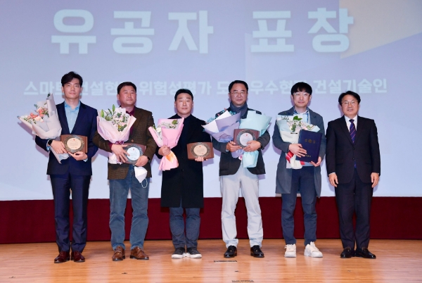 강기정 광주광역시장이 7일 오전 시청 대회의실에서 열린 '2022 건설기술 심포지엄'에 참석해 유공자 표창을 한 뒤 기념촬영을 하고 있다 (사진제공 = 광주광역시)