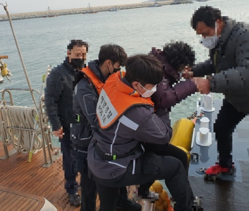 목포해경이 진도군 성남도에서 발생한 복부통증 응급환자를 이송하고 있다 (사진제공 = 목포해양경찰서)