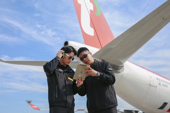 티웨이항공은 항공기 안전운항을 위해 힘쓰는 정비사들의 업무환경 개선과 근무 만족도 향상을 위해 케이투세이프티(K2 Safety)와 협업해 정비사 유니폼 개선 작업을 진행했다고 7일 밝혔다. 사진은 티웨이항공의 정비사들의 모습. (사진 = 티웨이항공 제공)