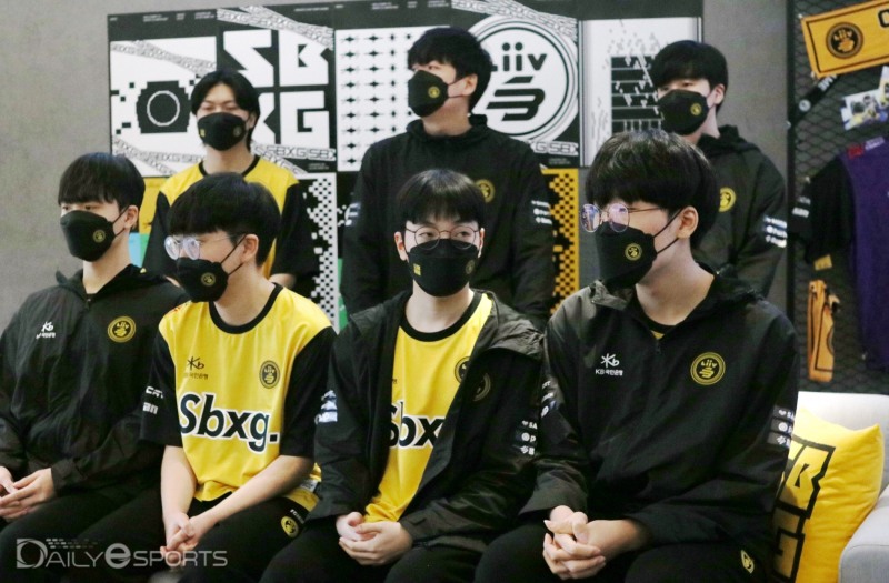 '버돌' 노태윤과 리브 샌드박스 선수단.