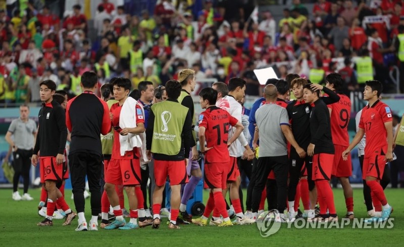 (도하=연합뉴스) 6일 오전(한국시간) 카타르 도하 974 스타디움에서 열린 2022 카타르 월드컵 16강전 한국과 브라질 경기.1-4로 패해 8강 진출에 실패한 한국 대표팀 선수들이 서로 격려하고 있다.