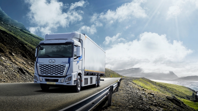 현대차는 8일 엑시언트 수소전기트럭의 국내 판매를 시작한다고 밝혔다. 사진은 엑시언트 수소전기트럭 6x4 윙 바디의 모습. (사진 = 현대자동차 제공)