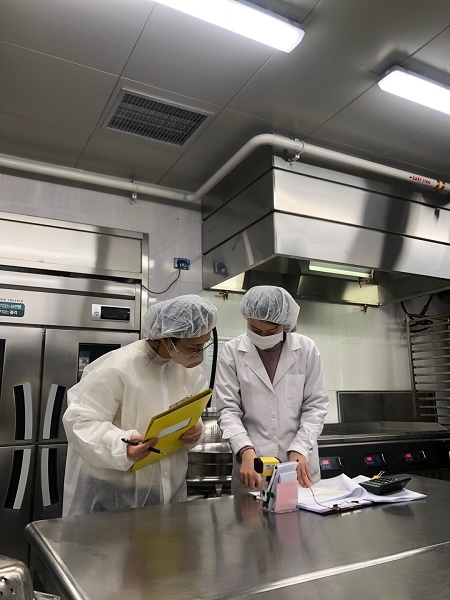 사진=서울고덕초등학교 급식모니터링 활동중인 임서영 학부모와 이유정 영양교사