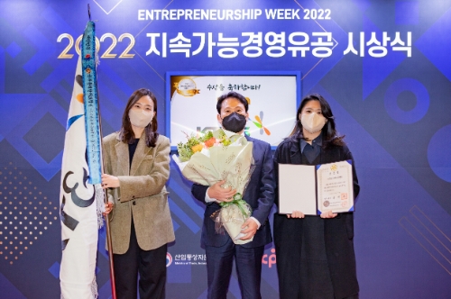 KT&G가 7일 대한상공회의소에서 개최된 ‘2022 지속가능경영유공 정부포상’에서 종합 ESG(환경·사회·지배구조) 부문 국무총리 표창을 수상했다. 사진은 김진한 KT&G 전략기획본부장(가운데)이 수상 후 기념촬영을 하는 모습 / 사진 제공 = KT&G