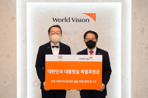 월드비전이 지난 7일, 대통령실로부터 성금을 전달 받았다. (왼쪽부터 월드비전 조명환 회장, 대통령비서실 강승규 시민사회수석) / 사진 제공 = 월드비전