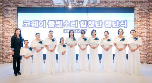 베스트 라이프 솔루션 기업 코웨이가 시각장애인 합창단 ‘물빛소리’를 창단했다. 지난 7일 코웨이 본사 G타워에서 진행된 창단식에서 코웨이 물빛소리 합창단원이 기념촬영을 하고 있다. / 사진 제공 = 코웨이