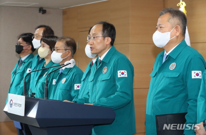 추경호 경제부총리 겸 기획재정부 장관을 비롯한 국무위원과 관계 단체장들이 8일 오전 서울 종로구 정부서울청사 브리핑실에서 화물연대 집단운송거부 관련 합동 브리핑을 열고 업무개시 명령을 발표하고 있다. (사진 = 뉴시스)