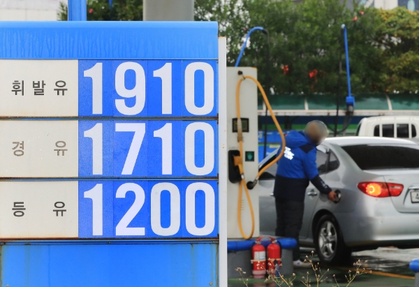 고유가로 온 국민이 시름 하는 동안 제주지역 주유소는 전국에서 가장 높은 수준의 마진으로 이익을 본 것으로 조사됐다. / 연합뉴스