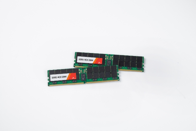 SK하이닉스는 세계 최초로 최고속 서버용 D램 제품인 ‘DDR5 MCR DIMM(DDR5 Multiplexer Combined Ranks Dual In-line Memory Module)’의 샘플 개발에 성공했다고 8일 밝혔다. 사진은 SK하이닉스가 샘플 개발에 성공한 ‘DDR5 MCR DIMM'의 모습. (사진 = SK하이닉스 제공)