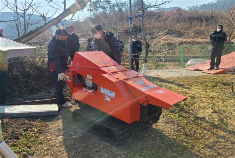 농업기계임대사업소 농업부산물 파쇄 시연 모습 (사진제공 = 화순군)