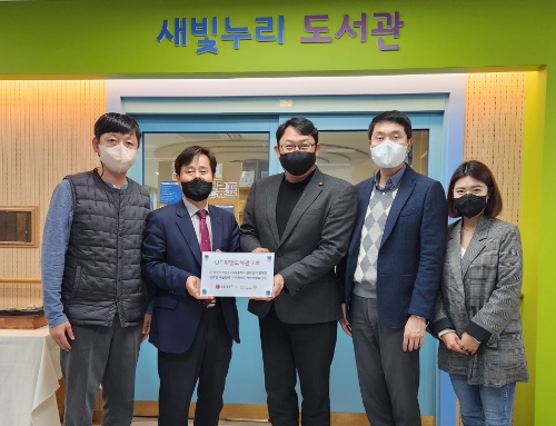 LG유플러스가 사회복지법인 하트-하트재단과 시각장애아동의 교육환경 질을 높이고 지식정보 문화격차를 해소하기 위해 대구광명학교에 U+희망도서관을 구축했다. 사진은 대구광명학교 조현관 교장(왼쪽 두번째)과 LG유플러스 권근섭 동부기업영업담당(왼쪽 세번째)가 참석한 가운데 U+희망도서관 7호점 지원 기금 및 현판 전달식을 진행하는 모습. / 사진 제공 = LG유플러스