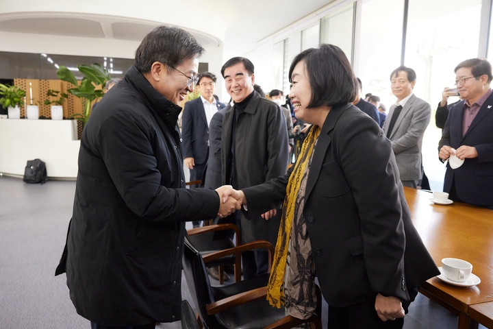 8일 수원시 팔달구 도담소에서 열린 여·야·정 협의체 위원 오찬 간담회에서 김동연 경기도지사가 곽미숙 경기도의회 국민의힘 대표의원과 악수하면 인사하고 있다. (사진=경기도)