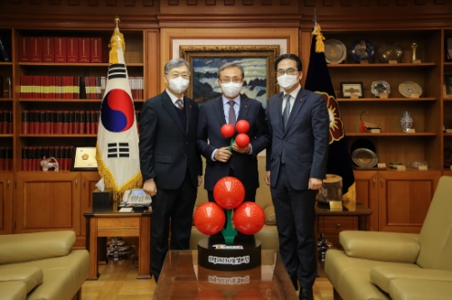 (왼쪽부터) 사랑의열매 조흥식 회장, 유남석 헌법재판소장, 사랑의열매 김효진 기획조정본부장이 기념촬영을 하고 있다 / 사진 제공 = 사랑의열매