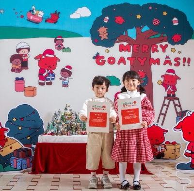 라한호텔 내 슐라이히 피규어로 장식된 트리와 빨간염소 캐릭터 '고티'로 구성된 포토존이 마련되어있다. / 사진 제공 = 세이브더칠드런