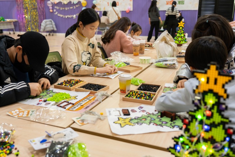 사진설명: 민화샵, 학교 밖 모범 청소년들을 위한 재능 기부 및 축하 선물 지원