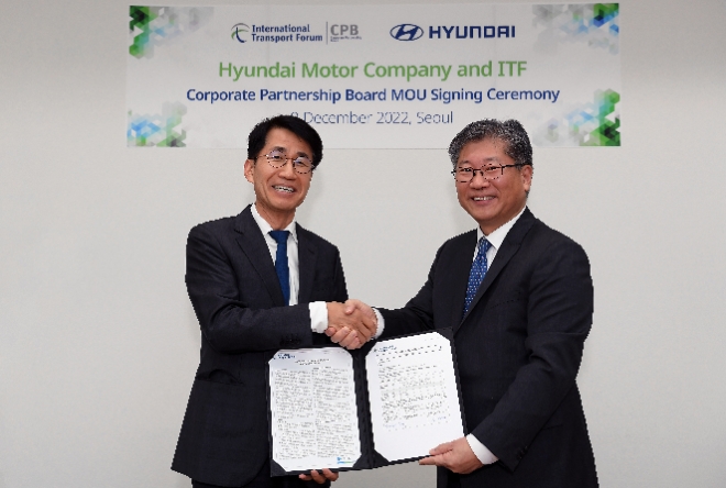 현대자동차는 9일 서울 양재동 본사에서 김동욱 현대차그룹 부사장, 김영태 OECD 국제교통포럼 사무총장 등 주요 관계자들이 참석한 가운데 ‘기업협력이사회(CPB)’ 회원사 참여를 위한 업무협약(MOU)을 체결했다고 밝혔다. 사진은(왼쪽부터) 김동욱 현대차그룹 부사장, 김영태 OECD 국제교통포럼(ITF) 사무총장이 기념 촬영을 하는 모습. (사진 = 현대자동차 제공)
