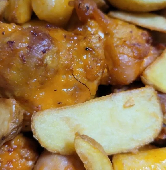 귀뚜라미와 함께 음식물에 박혀있는 더듬이 추정 이물질 모습. / 사진 = 디시인사이트 캡처