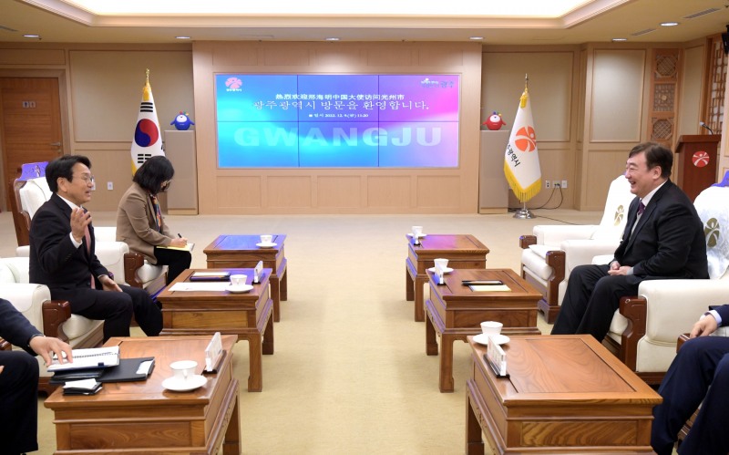 강기정 광주광역시장이 9일 오전 시청 접견실에서 싱 하이밍 주한 중국대사 일행과 만나 광주시와의 협력방안에 대해 논의하고 있다 (사진제공 = 광주광역시)