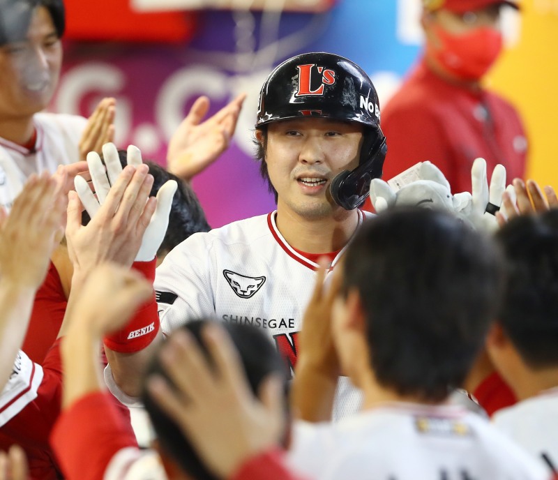 SSG랜더스 최정, '사랑의 홈런' 캠페인으로 11년 동안 329명에게 인공관절 수술비 지원해