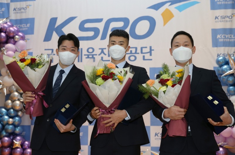 제27기 경륜선수후보생 졸업식 수상자들이 기념사진을 촬영하고 있다(좌측부터 우수경기상 김옥철, 우수상 김우겸, 최우수상 손경수)