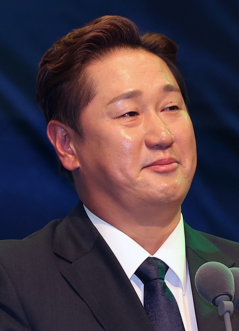 은퇴시즌에 골든글러브를 수상한 이대호가 울먹이며 수상 소감을 말하고 있다.