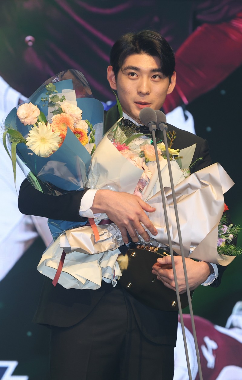 올시즌 타격 5관왕으로 각종 상을 휩쓸고 있는 이정후는 외야수 부문 5년 연속 수상으로 이 부문 전설인 고 장효조와 타이를 이루게 됐다.