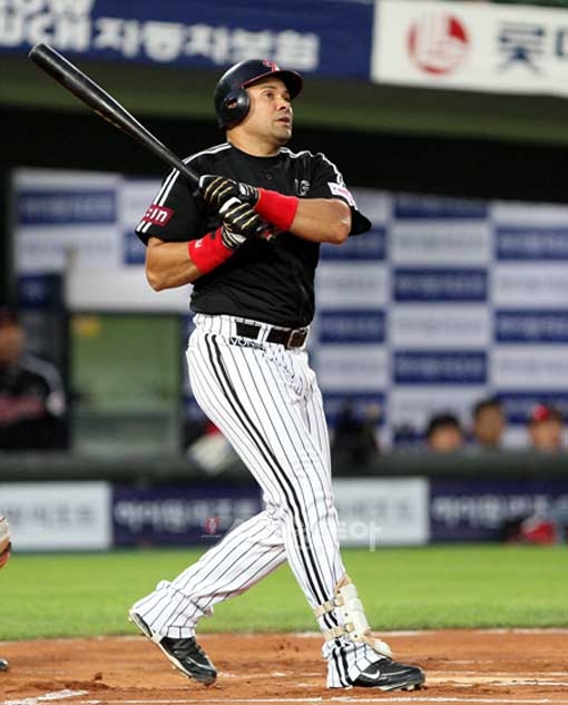 LG의 외인타자 성공시대를 연 페타지니는 대체타자로 영입한 타자였다.