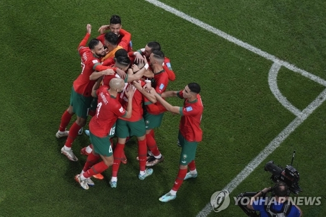 골을 넣은 후 기뻐하고 있는 모로코 선수들