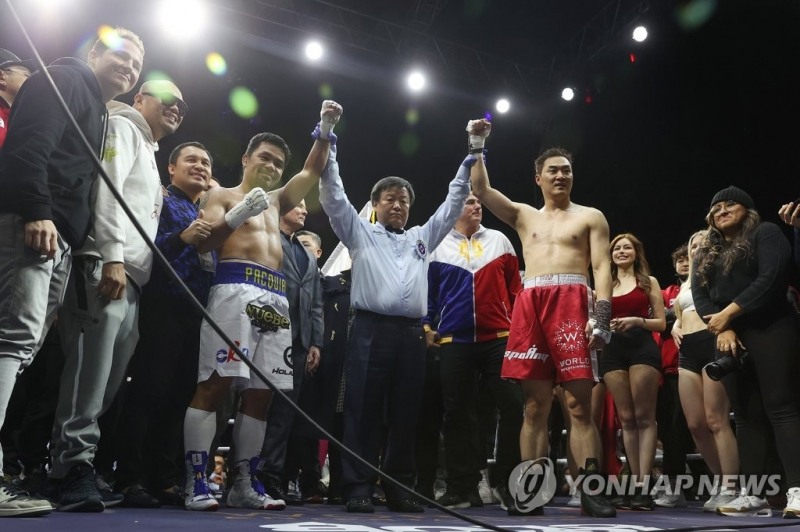 (고양=연합뉴스) 11일 경기도 고양시 일산 킨텍스에서 열린 필리핀 복싱 영웅 파퀴아오와 한국 출신 무술가 유대경의 스페셜 매치가 파퀴아오의 승리로 끝난 뒤 두 선수가 기념 촬영하고 있다.