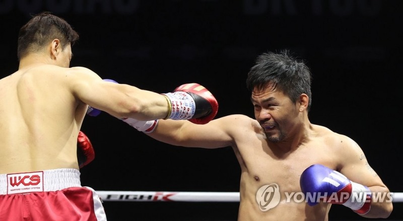 (고양=연합뉴스) 11일 경기도 고양시 일산 킨텍스에서 필리핀 복싱 영웅 파퀴아오와 한국 출신 무술가 유대경이 스페셜 매치를 펼치고 있다.