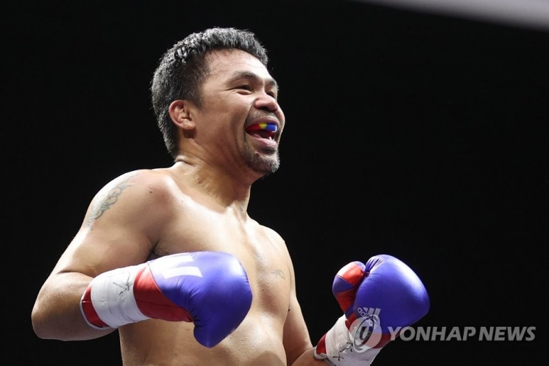 (고양=연합뉴스) 필리핀 복싱 영웅 파퀴아오가 11일 경기도 고양시 일산 킨텍스에서 열린 한국 출신 무술가 유대경의 스페셜 매치에서 경기 도중 밝은 표정을 하고 있다.