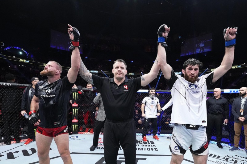 무승부 판정으로 끝난 블라코비치(왼쪽)와 안칼라예프의 라이트헤비급 경기.(사진=UFC)