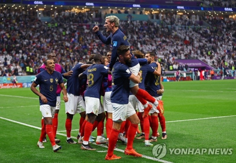 잉글랜드와의 8강전에서 지루의 결승 골에 기뻐하는 프랑스 선수들. [로이터=연합뉴스]
