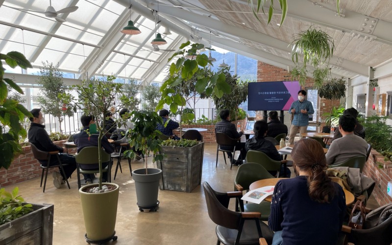 곤충농가 기술교육 장면(사진 =용인농업기술센터)