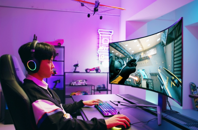 LG전자는 세계 최초로 올레드와 240Hz 고주사율을 모두 갖춰 게이밍 경험을 극대화하는 올레드 게이밍 모니터를 출시한다고 12일 밝혔다. 사진은 프로게이머 쵸비(Chovy, 젠지 이스포츠 소속)가 45형 LG 울트라기어 올레드 커브드 모니터 신제품으로 게임을 즐기고 있는 모습. (사진 = LG전자 제공)