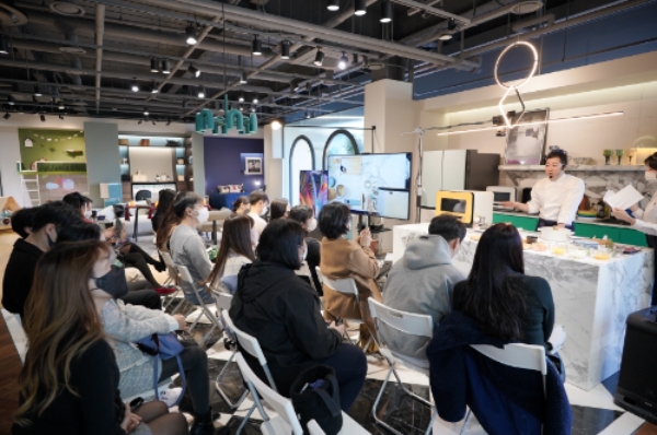 지난 11일 삼성 디지털프라자 강남본점에서 진행된 '큐커 미식 페스티벌'에서 삼성 '클럽드셰프' 소속 임기학 셰프가 '비스포크 큐커'를 활용해 연말 홈파티를 위한 쿠킹 클래스를 진행하고 있는 모습 / 사진 제공 = 삼성전자