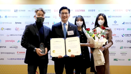 박병률 진에어 대표(왼쪽 두번째)가 CCM 인증서를 들고 기념 촬영을 하고 있는 모습. / 사진 제공 = 진에어