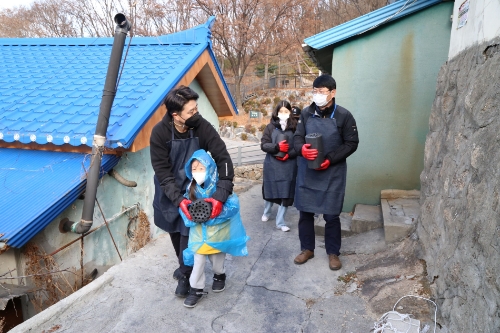 DL이앤씨 임직원 가족들이 지난 10일 서울 서대문구 홍제동 개미마을을 찾아 ‘사랑 나눔 연탄 봉사활동’을 진행하고 있다. / 사진 제공 = DL이앤씨