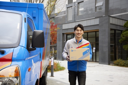 CJ대한통운 택배기사가 택배를 배송하고 있다. / 사진 제공 = CJ대한통운