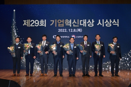 지난 8일 중구 대한상공회의소에서 진행된 '제 29회 기업혁신대상' 행사에서 우리카드 이재일 상무(왼쪽 다섯번째)와 관계자들이 수상 기념 사진촬영을 하고 있다. / 사진 제공 = 우리카드