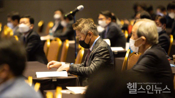 골드만비뇨의학과조정호원장(강남점)이2022제74차대한비뇨의학회국제학술대회에서비수련병의원부문우수초록상을수상했다.(골드만비뇨의학과제공)